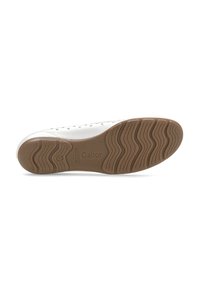 Sneakers blanches avec une semelle en caoutchouc texturé, présentant un motif de traction marron et un logo "Gabor" en relief. Tige lisse avec des accents perforés.
