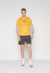 ASICS FUJITRAIL LOGO TOP - Camiseta estampada - fellow yellow/mantle green/graphite grey