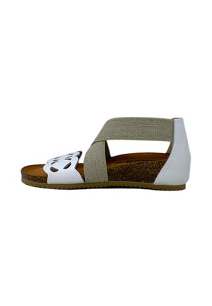 Sandalo bianco con design a intaglio, cinturino elastico beige, soletta in sughero e plantare texturizzato. Presenta un tacco basso e una struttura flessibile.