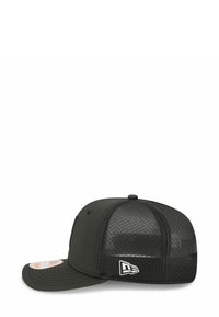 Schwarze Mesh-Trucker-Cap mit solidem Frontpanel, gebogenem Schirm und weißem Logo an der Seite, auf weißem Hintergrund präsentiert.
