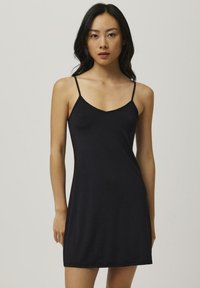 Ysabel Mora Camisón - black