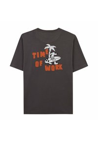 Camiseta de algodón gris oscuro con cuello redondo, mangas cortas y un gráfico de un perro con una tabla de surf, una palmera y el texto "TIEMPO DE TRABAJO".
