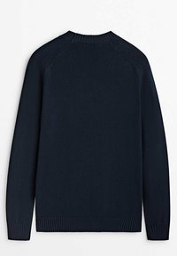 Pull en tricot bleu marine à manches longues, col et ourlet côtelés, présentant une texture lisse avec des coutures raglan et un design épuré.