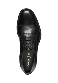 Chaussure habillée en cuir noir avec une finition lisse, bout rond, design à lacets et détails de couture subtils. Marque Geox visible à l'intérieur.