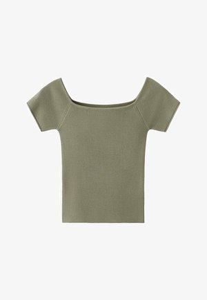 Top in maglia verde oliva con texture a coste, caratterizzato da maniche corte e un'ampia scollatura a spalle scoperte.