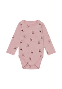 Rosa Langarm-Babykombination mit Druckknöpfen, die ein Muster aus kleinen Mäusen zeigt, die gestreifte und einfarbige Hemden tragen.