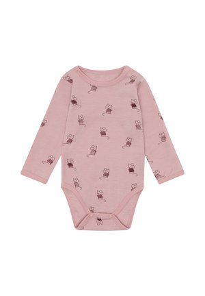 Rosa Langarm-Babykombination mit Druckknöpfen, die ein Muster aus kleinen Mäusen zeigt, die gestreifte und einfarbige Hemden tragen.