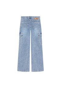 Ljust blå denim cargobyxor med breda ben, med fyra fickor och en synlig varumärkesetikett på baklinningen.