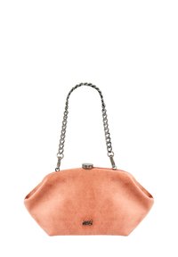 Persikofärgad sammetshandväska med en metallisk kedjesnodd och lås. Rund, strukturerad form med en jämn textur.