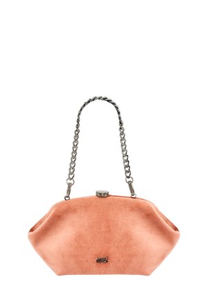 Borsa in velluto color pesca con tracolla in metallo e chiusura a gancio. Forma rotonda e strutturata con una texture liscia.