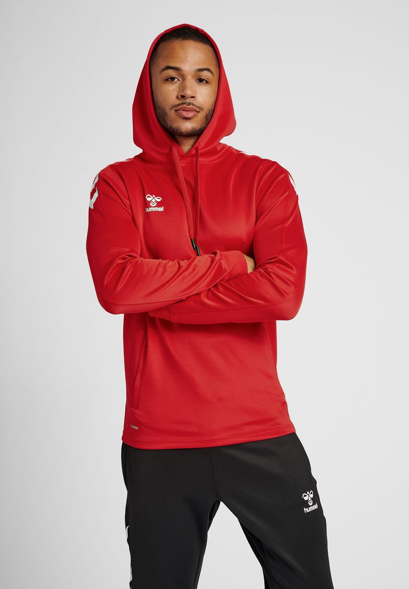 Rote Kapuzenjacke aus glattem Stoff, mit einem Logo auf der Brust und kontrastierenden weißen Akzenten an den Ärmeln.