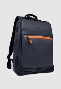 Zaino grigio scuro con tasca con cerniera arancione, materiale liscio, forma ergonomica, schienale imbottito e dettagli laterali per una maggiore durabilità.