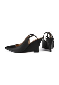 Črne usnjene wedge pete z ostrim nosom, odprtimi stranicami in slingback trakcem. Teksturirana površina z stabilnim, nabranim wedge peto.