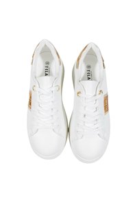 Sneakers bianchi con finitura in pelle liscia, caratterizzate da una striscia di accentuazione marrone chiaro e accessori in oro, progettate con lacci classici e punta rotonda.