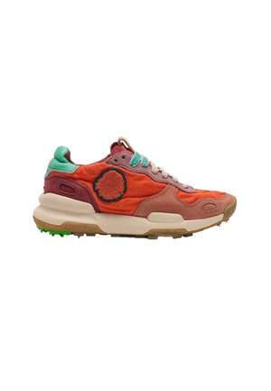 Sneaker arancione e rosa con suola beige, lacci verdi e beige, linguetta verde al tallone e toppa circolare texturizzata sul lato.