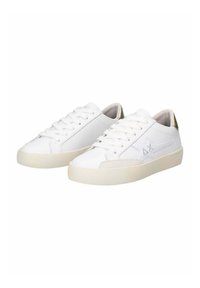 Weiße Sneaker aus glattem Leder mit einem flachen Design, runder Zehenpartie, flachen Schnürsenkeln und einem dezenten goldenen Akzent an der Ferse.