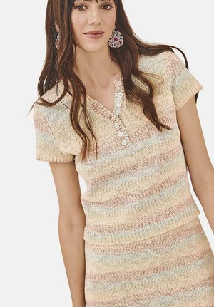 Conjunto de top y falda de punto en tonos pastel con rayas horizontales, que presenta mangas cortas, un escote en v abotonado y tejido texturizado.