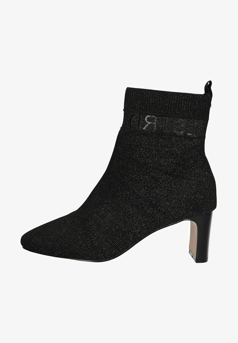 Ankle boot with a pointed toe, made of textured black fabric, featuring a ribbed cuff and a small block heel. Logo band across the cuff.