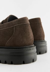 Next SUEDE CLEATED - REGULAR FIT - Loaferit/pistokkaat - brown