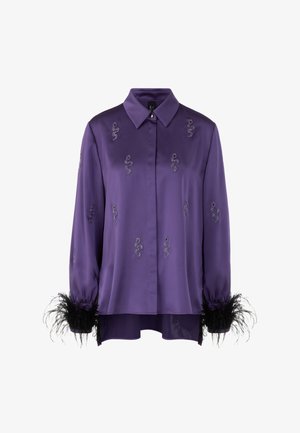 Lila Satinhemd mit gestickten Mustern, spitzem Kragen, langen Ärmeln und Federakzenten an den Manschetten. Glatte Textur und lockere Passform.