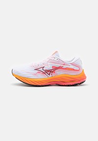 Scarpa da corsa bianca con tomaia in rete, dettagli rosa e arancione, intersuola imbottita e suola nera testurizzata.