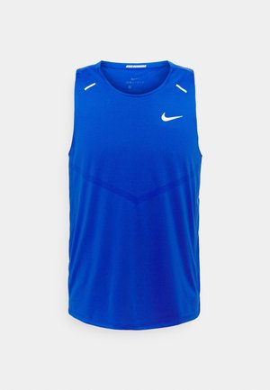 Débardeur de course Nike Dri-FIT bleu vif sans manches avec le logo blanc Nike sur la poitrine et des détails réfléchissants aux épaules.