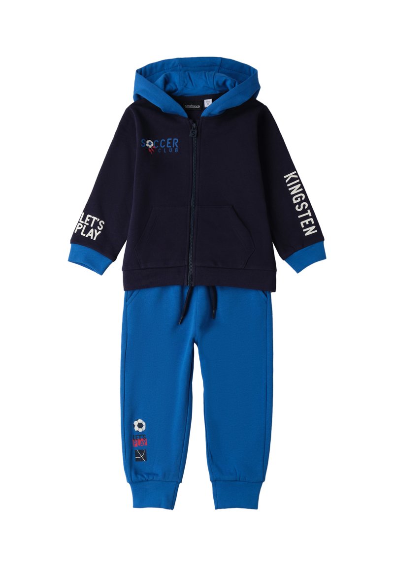 Sudadera con cremallera en color navy con detalles azules y el texto "SOCCER CLUB" y "LET'S PLAY". Pantalones azules a juego con un gráfico de un balón de fútbol. Material de algodón.