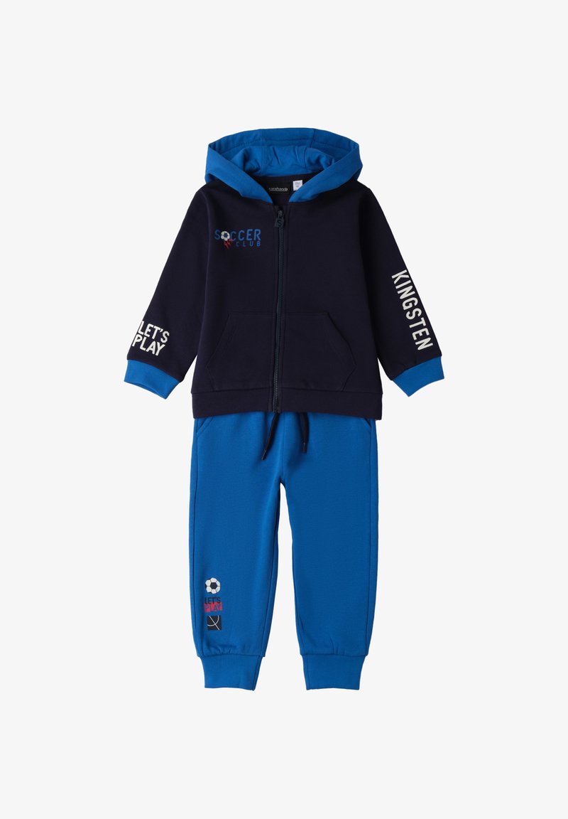 Sudadera con cremallera en color navy con detalles azules y el texto "SOCCER CLUB" y "LET'S PLAY". Pantalones azules a juego con un gráfico de un balón de fútbol. Material de algodón.