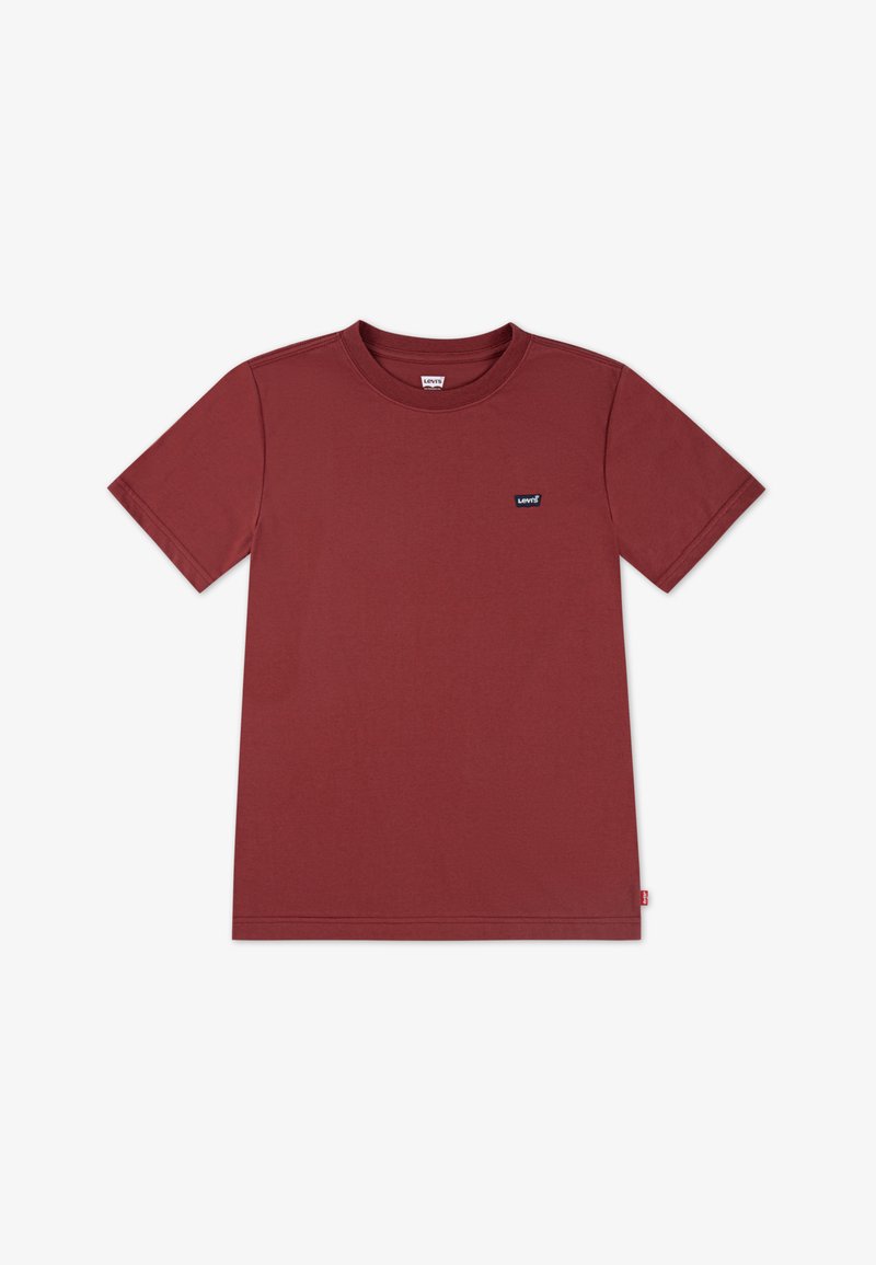 Červené bavlněné tričko s krátkými rukávy a kulatým výstřihem. Na přední levé straně má malé černé logo Levi's. Hladká, jemná textura.