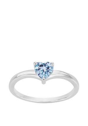 Anello in argento con una pietra preziosa blu a forma di cuore incastonata in una montatura a tre griffe su una fascia liscia lucida.