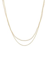 Guld-tonet halskæde med tre strenge: to med cremefarvede perler og en delikat guld kæde. Glat tekstur og elegant lagdelt design.