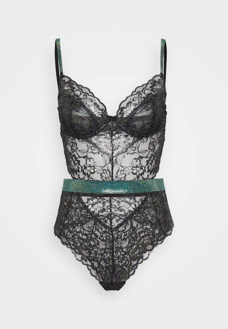 Zwarte kant bodysuit met gewatteerde cups, geschulpte randen en een taille detail met turquoise rhinestones. Inclusief verstelbare bandjes.