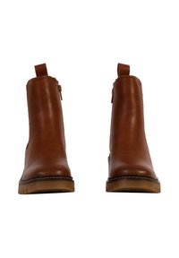Bottines en cuir marron avec une texture lisse, bout arrondi et tirant à l'arrière. Dotées d'une semelle contrastante beige clair et d'une fermeture éclair sur le côté.