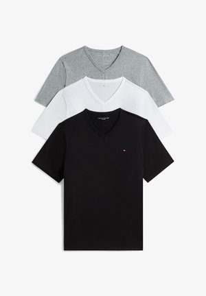 Trzy złożone koszulki z dekoltem w serek ułożone w stos, kolory od przodu do tyłu: czarny, biały i szary.