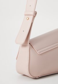 Thumbnail Image 7