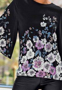 Schwarzes Oberteil mit floralen Mustern in Weiß, Pink und Blau. Es hat weite Ärmel und eine glatte Textur, gestaltet für einen lockeren Sitz.