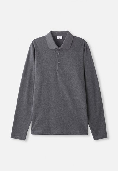 Polo à manches longues en coton gris foncé, avec un col classique, une patte de boutonnage à trois boutons et une coupe décontractée. Texture lisse.