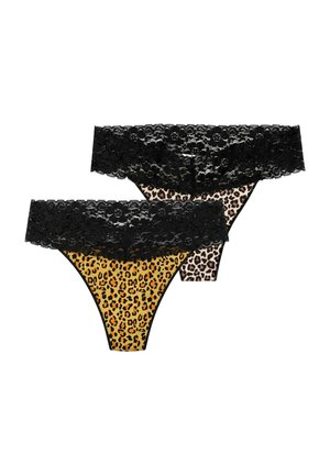 Dos tangas con tela de estampado de leopardo y anchas bandas de encaje floral negro en la cintura, una en tonos amarillo-anaranjados y otra en tonos beige.