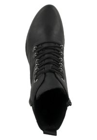 Bottine en cuir noire avec un bout rond, système de laçage à l'avant, œillets en argent et fermeture éclair sur le côté. Texture douce et finition mate.