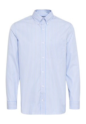 Svetlo modra srajca z dolgimi rokavi in gumbom, z belimi navpičnimi črtami in enim žepom na prsih. Ima klasičen ovratnik in gumbaste manšete.