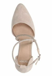 Beige suède hoge hak schoen met een spitse neus en een enkele enkelband met een metallic glans. Soepele textuur en minimale ontwerpdetails.