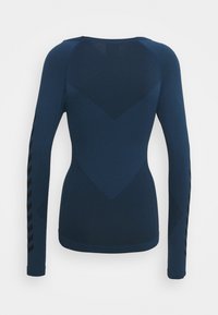Navigatie lange mouw atletisch shirt met getextureerde geometrische patronen, met een slim fit, contrasterende zwarte strepen op de mouwen en een ronde hals.