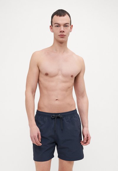Marineblå svømmeshorts med elastisk talje, snøre og sidelommer. Laget av lett, vannavvisende materiale.