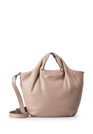 Borsa in pelle color taupe morbido con manici arricciati e tracolla removibile, decorata con testo embossato in modo discreto.