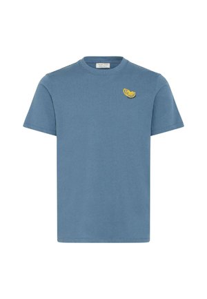 Μπλε βαμβακερό t-shirt με κοντά μανίκια, στρογγυλή λαιμόκοψη και κεντητό κίτρινο μοτίβο εσπεριδοειδών στο αριστερό στήθος.