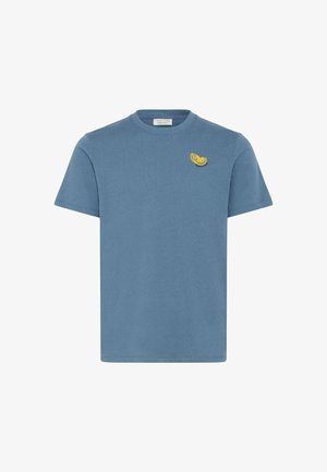 T-shirt en coton bleu à manches courtes, col rond, avec un motif d'agrumes jaune brodé sur le côté gauche de la poitrine.