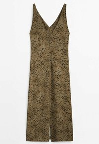 Robe kaki en tissu doux et texturé avec un décolleté en V, présentant un motif légèrement marbré et une fente devant pour le détail et le mouvement.