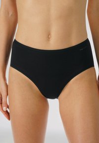 Černé vysoké kalhotky z měkké tkaniny, s hladkým pasem a bez viditelných vzorů či ozdob.