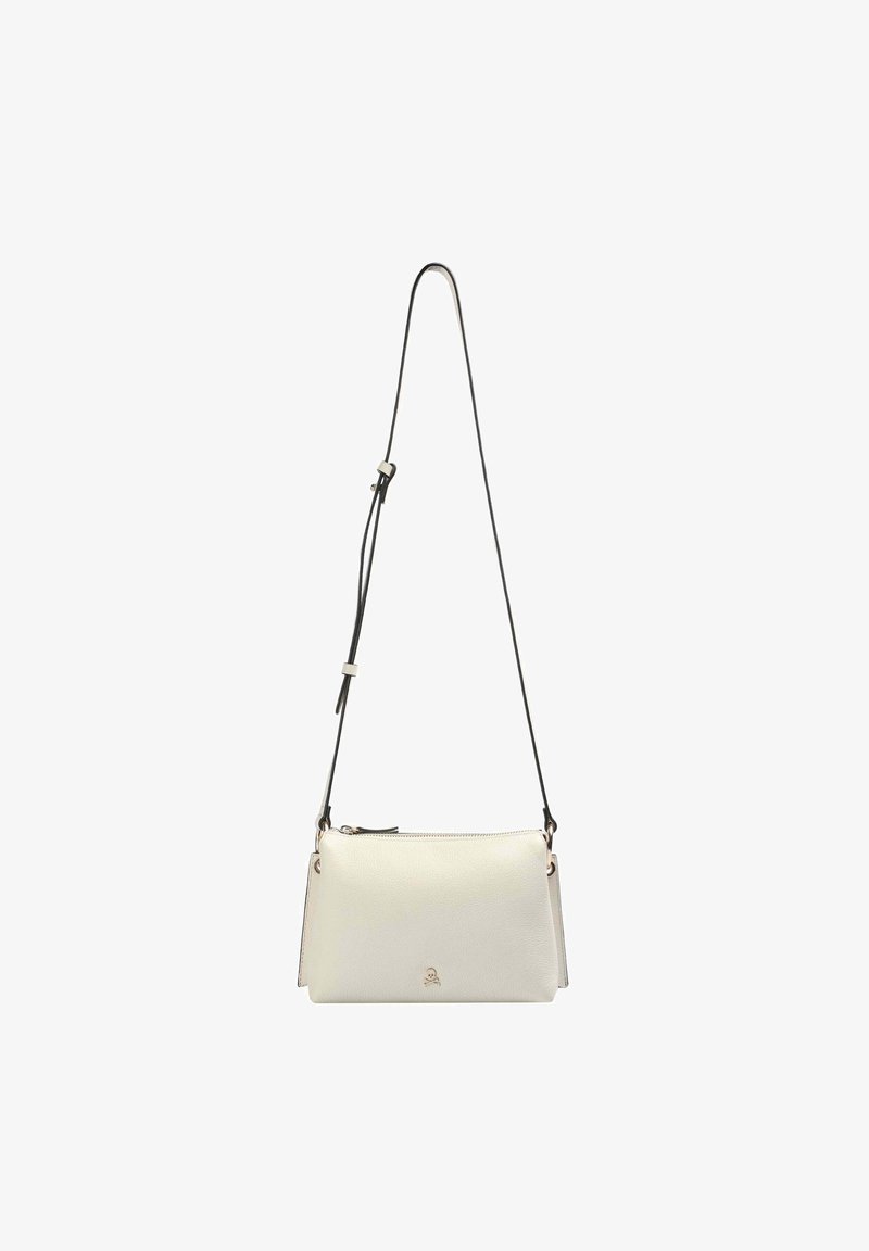 Bolso de cuero crema tipo bandolera con cierre de cremallera, correa negra ajustable y acento en logo dorado. Textura suave y forma rectangular compacta.