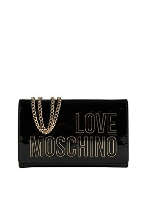 Clutch de cuero patentado negro con cadena dorada y letras doradas "LOVE MOSCHINO" en la solapa frontal.
